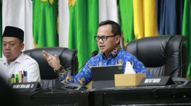 ARAHAN : Wamendagri Bima Arya Sugiarto saat menyampaikan arahannya saat Rapat Koordinasi yang digelar secara hybrid dari Gedung Sasana Bhakti Praja (SBP) Kantor Pusat Kemendagri, Jakarta, Senin (17/3).(IST)