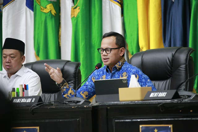 ARAHAN : Wamendagri Bima Arya Sugiarto saat menyampaikan arahannya saat Rapat Koordinasi yang digelar secara hybrid dari Gedung Sasana Bhakti Praja (SBP) Kantor Pusat Kemendagri, Jakarta, Senin (17/3).(IST)