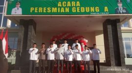 Berfoto bersama di depan Gedung A.(IST)