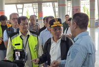 MENINJAU : Kepala Dinas Perhubungan Provinsi Kalteng Yulindra Dedy, saat mendampingi Gubernur Kalteng Agustiar Sabran melakukan peninjaun arus mudik lebaran Idul Fitri di Bandara Tjilik Riwut Palangka Raya, Sabtu (22/3).(IST)