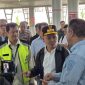 MENINJAU : Kepala Dinas Perhubungan Provinsi Kalteng Yulindra Dedy, saat mendampingi Gubernur Kalteng Agustiar Sabran melakukan peninjaun arus mudik lebaran Idul Fitri di Bandara Tjilik Riwut Palangka Raya, Sabtu (22/3).(IST)