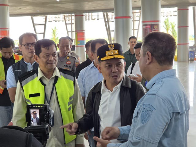 MENINJAU : Kepala Dinas Perhubungan Provinsi Kalteng Yulindra Dedy, saat mendampingi Gubernur Kalteng Agustiar Sabran melakukan peninjaun arus mudik lebaran Idul Fitri di Bandara Tjilik Riwut Palangka Raya, Sabtu (22/3).(IST)