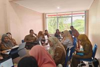 PEMAPARAN : Plt. Kepala Biro Organisasi, Betri Susilawati saat memaparkan materi rapat dilaksanakan di ruang rapat Biro organisasi, kantor gubernur Kalteng, Selasa (25/3).(IST)