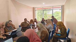 PEMAPARAN : Plt. Kepala Biro Organisasi, Betri Susilawati saat memaparkan materi rapat dilaksanakan di ruang rapat Biro organisasi, kantor gubernur Kalteng, Selasa (25/3).(IST)