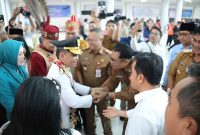 TURUT SERTA : Kepala Dislutkan H. Darliansjah saat turut serta menyambut kedatangan Gubernur dan Wakil Gubernur Kalteng H. Agustiar Sabran dan H.Edy Pratowo, Selasa (4/3).(IST)