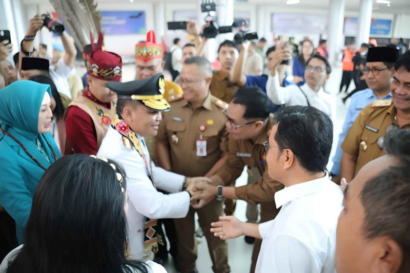 TURUT SERTA : Kepala Dislutkan H. Darliansjah saat turut serta menyambut kedatangan Gubernur dan Wakil Gubernur Kalteng H. Agustiar Sabran dan H.Edy Pratowo, Selasa (4/3).(IST)
