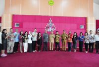 FOTO BERSAMA : Gubernur Provinsi Kalteng H. Agustiar Sabran saat foto bersama usai mengunjungi UPR Rektor UPR Salampak Dohong berserta Dekan, Wakil Dekan dan Sejumlah Dosen di UPR, Selasa (11/03).(IST)