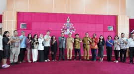 FOTO BERSAMA : Gubernur Provinsi Kalteng H. Agustiar Sabran saat foto bersama usai mengunjungi UPR Rektor UPR Salampak Dohong berserta Dekan, Wakil Dekan dan Sejumlah Dosen di UPR, Selasa (11/03).(IST)