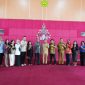 FOTO BERSAMA : Gubernur Provinsi Kalteng H. Agustiar Sabran saat foto bersama usai mengunjungi UPR Rektor UPR Salampak Dohong berserta Dekan, Wakil Dekan dan Sejumlah Dosen di UPR, Selasa (11/03).(IST)