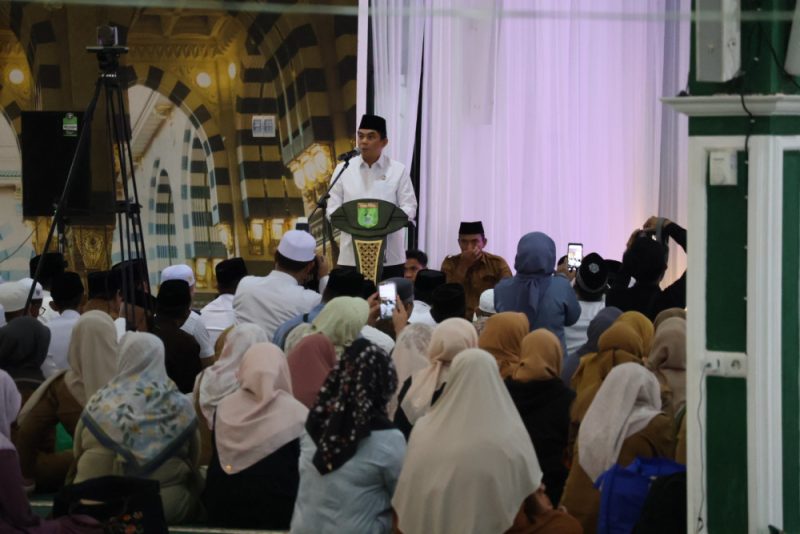 BUKA PUASA BERSAMA: Buka puasa bersama yang digelar Pemerintah Kabupaten Tanah Bumbu, dihadiri Bupati Andi Rudi Latif, serta Wakil Bupati, H.Bahsanuddin, Sekda Ambo Sakka, dan seluruh ASN yang digelar di Pendopo Serambi Madinah, Kantor Bupati Tanah Bumbu, pada Senin (10/3).(IST)