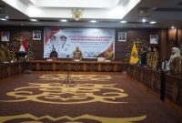 RAPAT KOORDINASI : Plh Asisten Pemkesra Setda Provinsi Kalteng Maskur saat mengikuti rapat koordinasi yang dilaksanakan di Aula Eka Hapakat LT. III Kantor Gubernur Kalteng, Selasa (11/03).(IST)