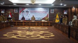 RAPAT KOORDINASI : Plh Asisten Pemkesra Setda Provinsi Kalteng Maskur saat mengikuti rapat koordinasi yang dilaksanakan di Aula Eka Hapakat LT. III Kantor Gubernur Kalteng, Selasa (11/03).(IST)