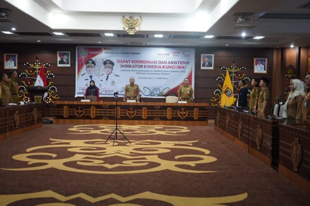RAPAT KOORDINASI : Plh Asisten Pemkesra Setda Provinsi Kalteng Maskur saat mengikuti rapat koordinasi yang dilaksanakan di Aula Eka Hapakat LT. III Kantor Gubernur Kalteng, Selasa (11/03).(IST)