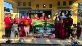 BAKTI SOSIAL : Anggota PPNI Kabupaten Kotim saat menyambangi salah satu panti asuhan untuk memberikan bantuan sembako, pada kegiatan PPNI PEDULI, Senin (17/3).(IST)