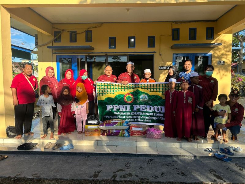 BAKTI SOSIAL : Anggota PPNI Kabupaten Kotim saat menyambangi salah satu panti asuhan untuk memberikan bantuan sembako, pada kegiatan PPNI PEDULI, Senin (17/3).(IST)