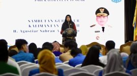 SAMBUTAN : Asisten Perekonomian dan Pembangunan Setda Provinsi Kalteng Sri Widanarni saat menyampaikan sambutannya 
saat mewakili Gubernur dalam acara Pelantikan dan Rapat Kerja PKC PMII Kalteng, yang berlangsung di Aula Jayang Tingang, Kantor Gubernur Minggu (20/4).(IST)