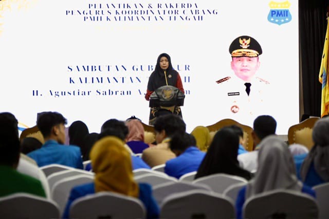 SAMBUTAN : Asisten Perekonomian dan Pembangunan Setda Provinsi Kalteng Sri Widanarni saat menyampaikan sambutannya 
saat mewakili Gubernur dalam acara Pelantikan dan Rapat Kerja PKC PMII Kalteng, yang berlangsung di Aula Jayang Tingang, Kantor Gubernur Minggu (20/4).(IST)