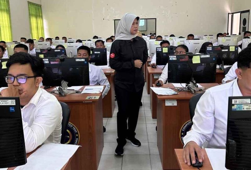 MEMANTAU : Kepala BKD Prov. Kalteng Pantau Langsung Pelaksanaan Seleksi PPPK Tahap 2 di Kantor UPT BKN Palangka Raya, Minggu (27/4).(IST)