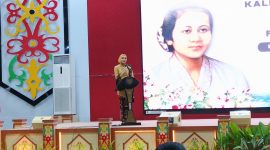 MENYAMBUT - Ketua TP-PKK Kalteng Thisia Agustiar Sabran saat memberi motivasi semangat juang perempuan.(IST)