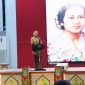MENYAMBUT - Ketua TP-PKK Kalteng Thisia Agustiar Sabran saat memberi motivasi semangat juang perempuan.(IST)