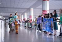 BERTOLAK : Puteri Indonesia Provinsi Kalteng Ahsan Nadia Ramadhana saat akan bertolak ke Jakarta dari Bandara Tjilik Riwut dalam rangka ajang Pemilihan Puteri Indonesia Tahun 2025, Sabtu (12/4).(IST)