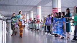 BERTOLAK : Puteri Indonesia Provinsi Kalteng Ahsan Nadia Ramadhana saat akan bertolak ke Jakarta dari Bandara Tjilik Riwut dalam rangka ajang Pemilihan Puteri Indonesia Tahun 2025, Sabtu (12/4).(IST)