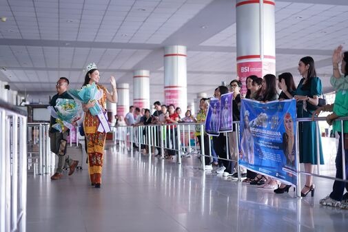 BERTOLAK : Puteri Indonesia Provinsi Kalteng Ahsan Nadia Ramadhana saat akan bertolak ke Jakarta dari Bandara Tjilik Riwut dalam rangka ajang Pemilihan Puteri Indonesia Tahun 2025, Sabtu (12/4).(IST)