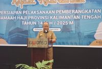 SAMBUTAN : Plh Asisten Pemkesra, Maskur saat membacakan sambutan Gubernur Provinsi Kalteng digelar di Ballroom Hotel Luwansa Palangka Raya, Senin (28/4).(IST)