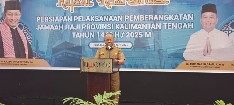 SAMBUTAN : Plh Asisten Pemkesra, Maskur saat membacakan sambutan Gubernur Provinsi Kalteng digelar di Ballroom Hotel Luwansa Palangka Raya, Senin (28/4).(IST)