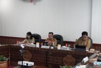 RAPAT KOORDINASI : Staf Ahli Gubernur Kalteng Bidang Pemerintahan Hukum dan Politik Herson B. Aden saat memimpin Rapat Koordinasi Forum Penataan Ruang Provinsi Kalteng pada Selasa (15/4).(IST)