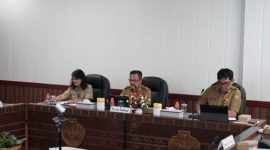 RAPAT KOORDINASI : Staf Ahli Gubernur Kalteng Bidang Pemerintahan Hukum dan Politik Herson B. Aden saat memimpin Rapat Koordinasi Forum Penataan Ruang Provinsi Kalteng pada Selasa (15/4).(IST)