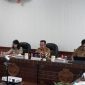 RAPAT KOORDINASI : Staf Ahli Gubernur Kalteng Bidang Pemerintahan Hukum dan Politik Herson B. Aden saat memimpin Rapat Koordinasi Forum Penataan Ruang Provinsi Kalteng pada Selasa (15/4).(IST)