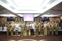 FOTO BERSAMA : Asisten Bidang Ekbang Sekretariat Daerah Provinsi Kalteng, Sri Widanarni, saat foto bersama usai membuka Rapat Anggota Tahunan (RAT) Koperasi Pegawai Republik Indonesia (KPRI) Isen Mulang yang ke-43 yang dilaksanakan di Aula Eka Hapakat, Kantor Gubernur Kalteng, Selasa (15/4).(IST)
