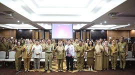 FOTO BERSAMA : Asisten Bidang Ekbang Sekretariat Daerah Provinsi Kalteng, Sri Widanarni, saat foto bersama usai membuka Rapat Anggota Tahunan (RAT) Koperasi Pegawai Republik Indonesia (KPRI) Isen Mulang yang ke-43 yang dilaksanakan di Aula Eka Hapakat, Kantor Gubernur Kalteng, Selasa (15/4).(IST)