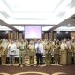 FOTO BERSAMA : Asisten Bidang Ekbang Sekretariat Daerah Provinsi Kalteng, Sri Widanarni, saat foto bersama usai membuka Rapat Anggota Tahunan (RAT) Koperasi Pegawai Republik Indonesia (KPRI) Isen Mulang yang ke-43 yang dilaksanakan di Aula Eka Hapakat, Kantor Gubernur Kalteng, Selasa (15/4).(IST)