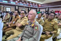 HADIR : Kepala Satpol PP Provinsi Kalteng Baru I Sangkai turut hadir pada acara dialog bersama Mensos RI Saifullah Yusuf, yang digelar di Aula Jayang Tingang, Kantor Gubernur Kalteng, Selasa (15/4).(IST)