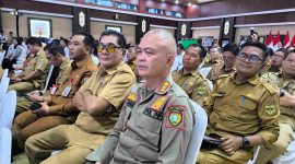 HADIR : Kepala Satpol PP Provinsi Kalteng Baru I Sangkai turut hadir pada acara dialog bersama Mensos RI Saifullah Yusuf, yang digelar di Aula Jayang Tingang, Kantor Gubernur Kalteng, Selasa (15/4).(IST)