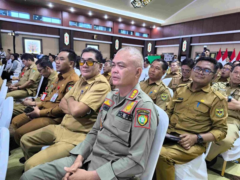 HADIR : Kepala Satpol PP Provinsi Kalteng Baru I Sangkai turut hadir pada acara dialog bersama Mensos RI Saifullah Yusuf, yang digelar di Aula Jayang Tingang, Kantor Gubernur Kalteng, Selasa (15/4).(IST)