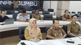 IKUTI : Asisten Bidang Ekonomi dan Pembangunan, Eryanto Rais, saat mengikuti Rapat Koordinasi Pengendalian Inflasi Daerah 2025 serta Sosialisasi Sekolah Unggulan Garuda melalui platform Zoom, pada Senin (14/4).(FOTO:PROKOPIM)