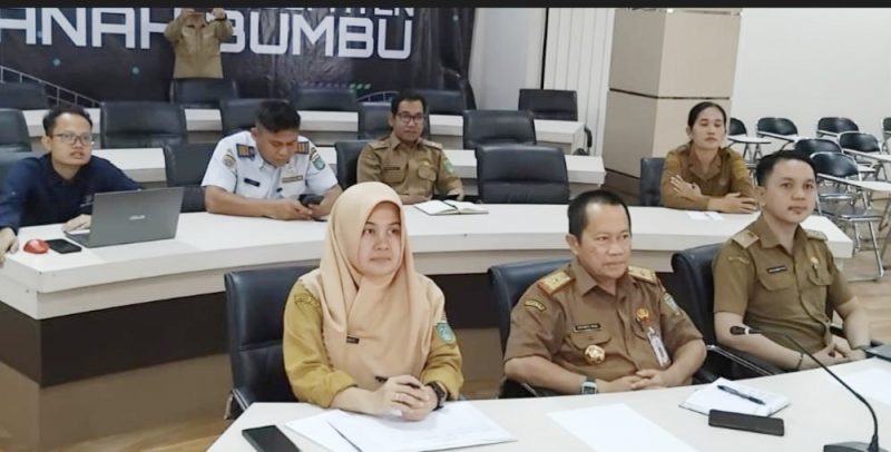 IKUTI : Asisten Bidang Ekonomi dan Pembangunan, Eryanto Rais, saat mengikuti Rapat Koordinasi Pengendalian Inflasi Daerah 2025 serta Sosialisasi Sekolah Unggulan Garuda melalui platform Zoom, pada Senin (14/4).(FOTO:PROKOPIM)