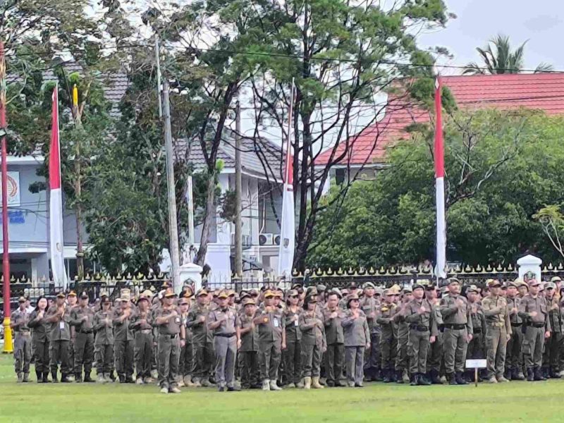 MENGHADIRI : Sejumlah Satpol PP Provinsi Kalteng turut menghadiri Apel Besar dan Halalbihalal di Kantor Gubernur, Selasa (8/4).(IST)