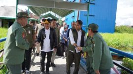 MENDAMPINGI : Gubernur Kalteng H. Agustiar Sabran saat mendampingi Menteri Kehutanan RI Raja Juli Antoni mengunjungi Pelabuhan Kereng Bangkirai, Rabu (16/4).(IST)