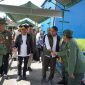 MENDAMPINGI : Gubernur Kalteng H. Agustiar Sabran saat mendampingi Menteri Kehutanan RI Raja Juli Antoni mengunjungi Pelabuhan Kereng Bangkirai, Rabu (16/4).(IST)