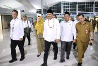 SAMBUT : Asisten Ekbang, Sri Widanarni menyambut kedatangan Mensos Saifullah Yusuf, di Bandara Tjilik Riwut Palangka Raya, Senin (14/4).(IST)