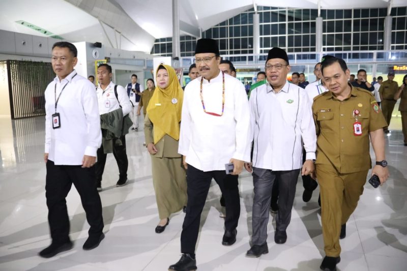 SAMBUT : Asisten Ekbang, Sri Widanarni menyambut kedatangan Mensos Saifullah Yusuf, di Bandara Tjilik Riwut Palangka Raya, Senin (14/4).(IST)