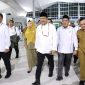 SAMBUT : Asisten Ekbang, Sri Widanarni menyambut kedatangan Mensos Saifullah Yusuf, di Bandara Tjilik Riwut Palangka Raya, Senin (14/4).(IST)