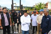 MENINJAU : Gubernur Provinsi Kalteng H. Agustiar Sabran saat melakukan peninjauan terhadap infrastruktur Pelabuhan Tanjung Puting Kumai, Jumat (4/4).(IST)