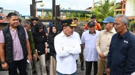 MENINJAU : Gubernur Provinsi Kalteng H. Agustiar Sabran saat melakukan peninjauan terhadap infrastruktur Pelabuhan Tanjung Puting Kumai, Jumat (4/4).(IST)