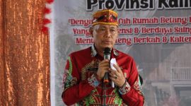 SAMBUTAN : Staf Ahli Gubernur Bidang Ekonomi, Keuangan dan Pembangunan Yuas Elko saat menyampaikan sambutan pada acara Pembukaan HUT ASBADATA Kalteng ke - 8 Tahun 2025, bertempat di Huma Betang, Jl. RTA Milono Palangkaraya Raya, Rabu (16/4).(IST)