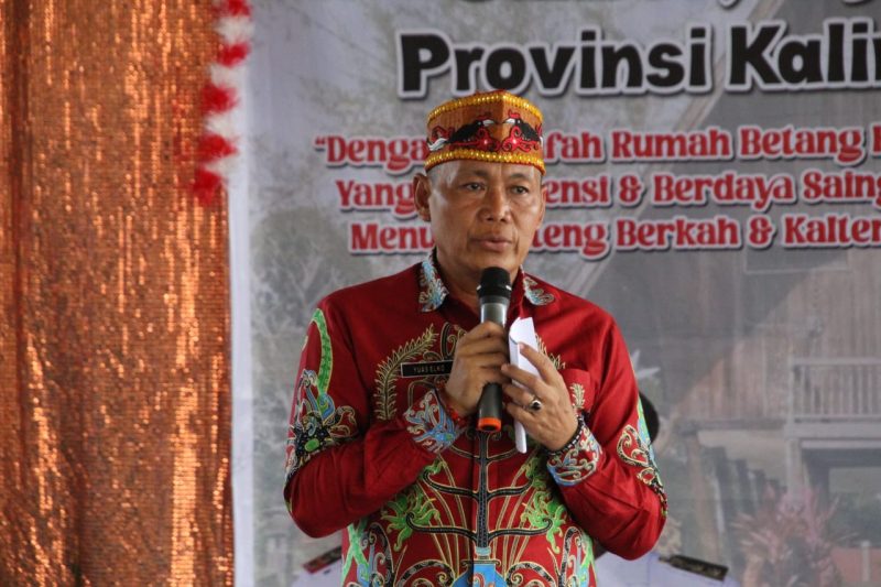 SAMBUTAN : Staf Ahli Gubernur Bidang Ekonomi, Keuangan dan Pembangunan Yuas Elko saat menyampaikan sambutan pada acara Pembukaan HUT ASBADATA Kalteng ke - 8 Tahun 2025, bertempat di Huma Betang, Jl. RTA Milono Palangkaraya Raya, Rabu (16/4).(IST)
